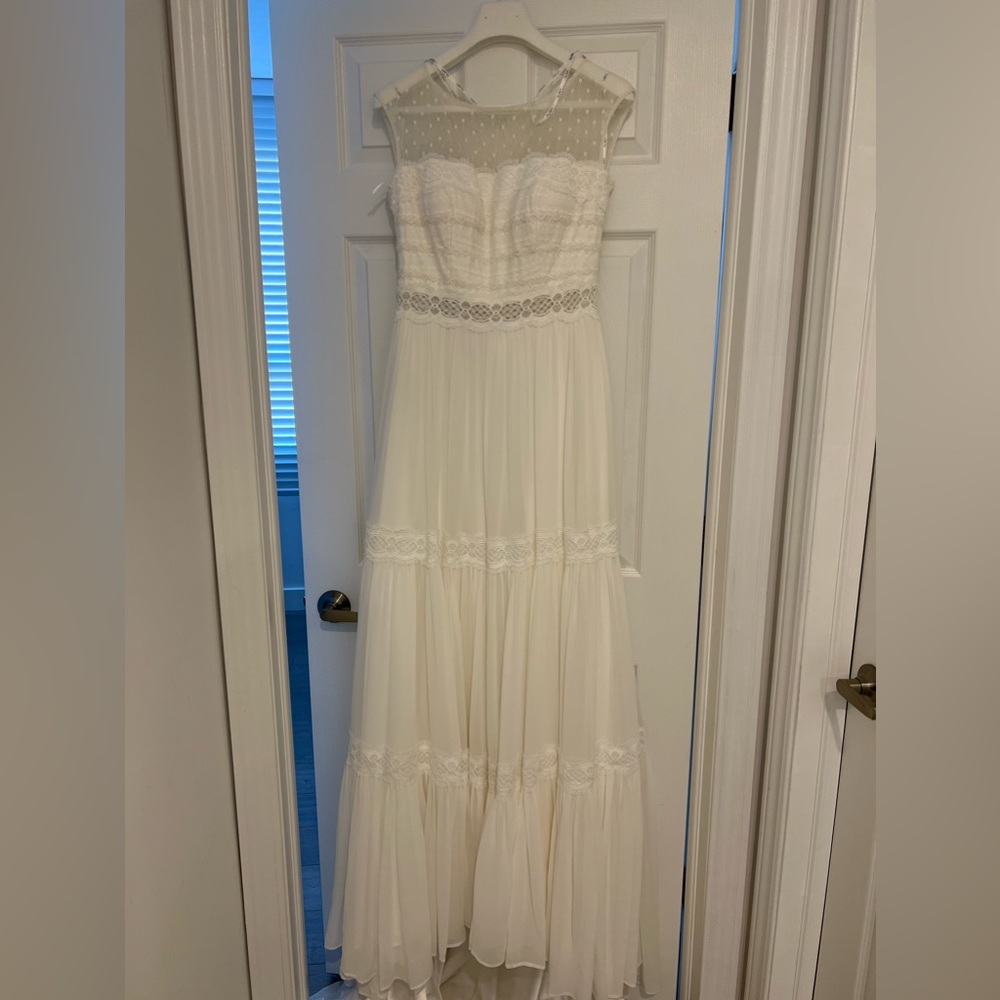 Alma brand wedding dress never worn. NEW